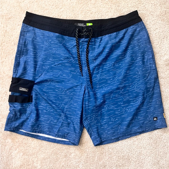 Quiksilver Men's Black and Blue Board Shorts - Picture 1 of 4